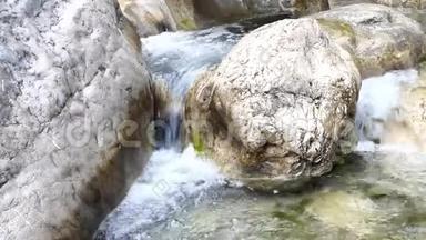 潺潺小溪，山涧，低水期的溪水
